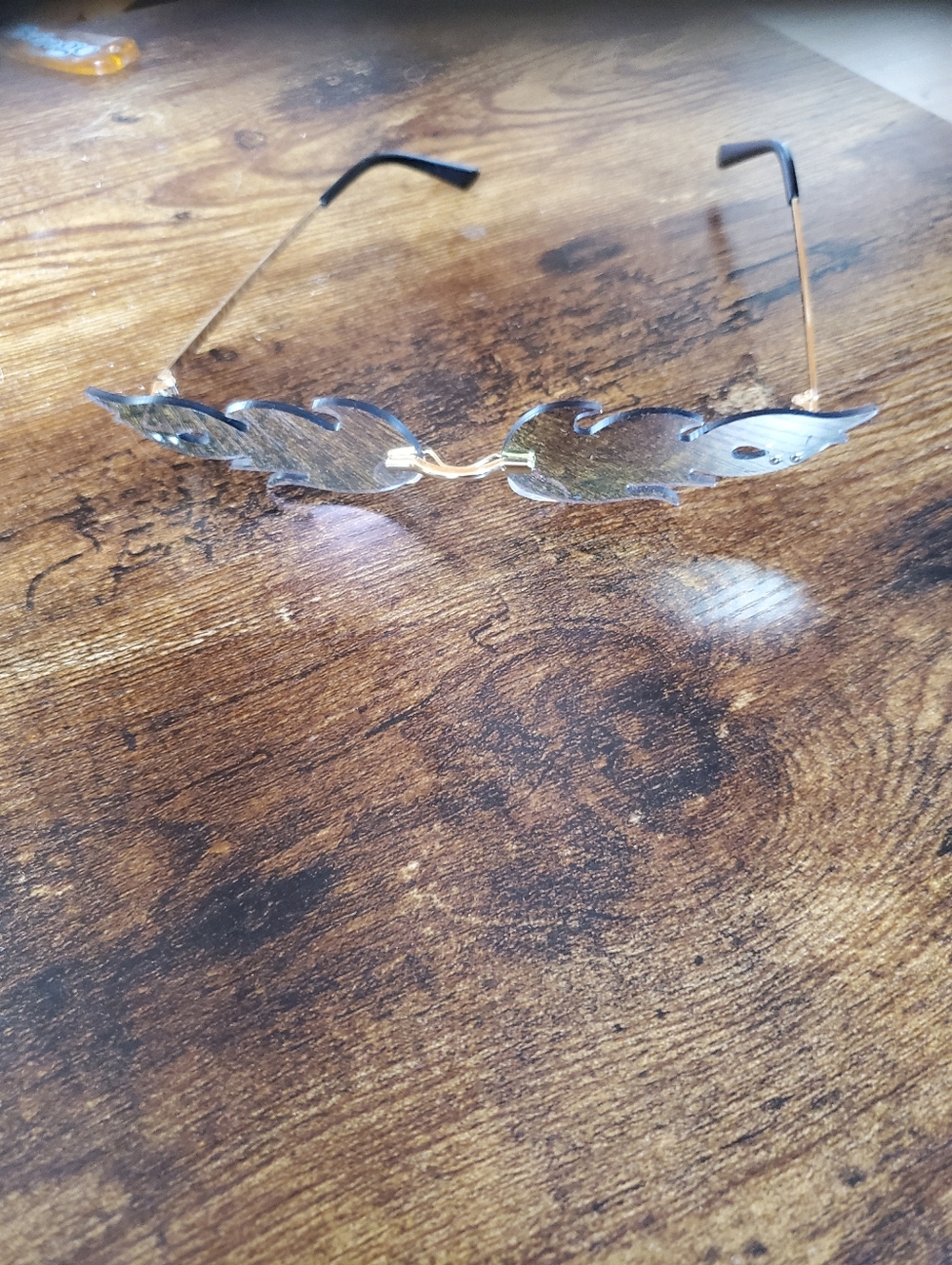 Rimless Leaf-Shaped Sunglasses with Gold Tones